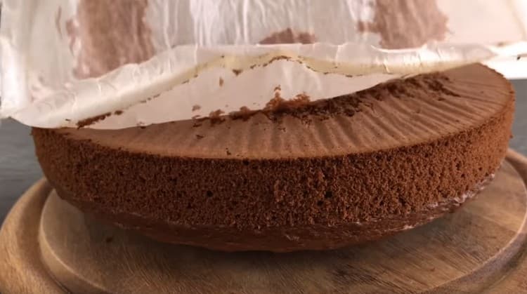 Scoatem biscuitul răcit din formă și scoatem pergamentul din el.