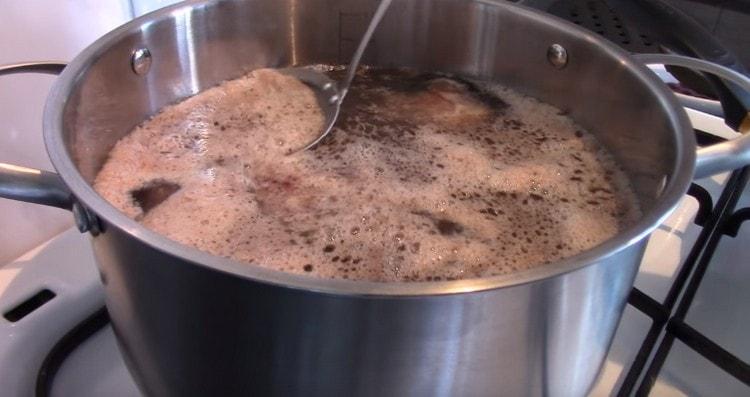 След като заври бульона, е необходимо да се отстрани пяна от него.