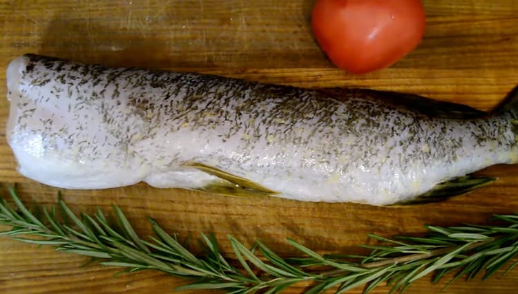 Spălați și curățați știuca.