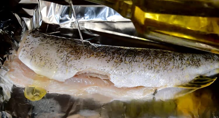 Se udă carcasa cu ulei vegetal.