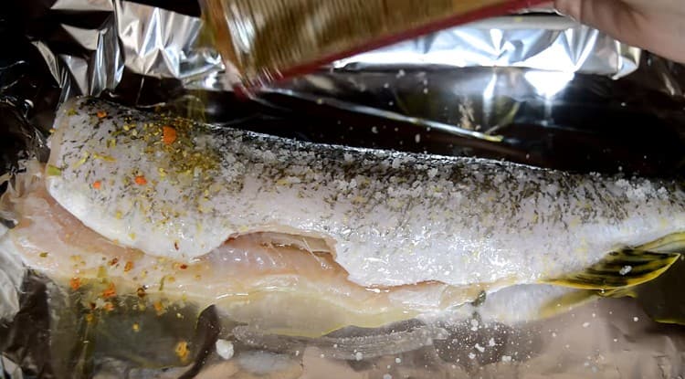 Sărați peștele, presărați cu mirodenii.