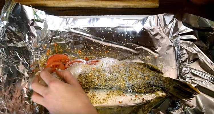 Începem burta știucului cu rozmarin și roșii.