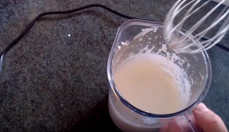 Bateți crema separat.
