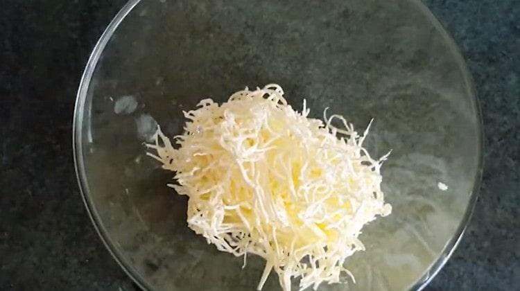 Pentru a pregăti firimiturile, răciți uleiul rece.