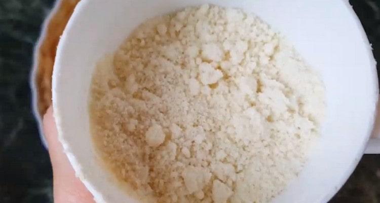 Puțin firimituri imediat deoparte pentru a presăra tortul.