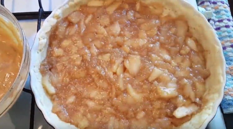 Întindem umplutura de fructe pe baza de aluat.