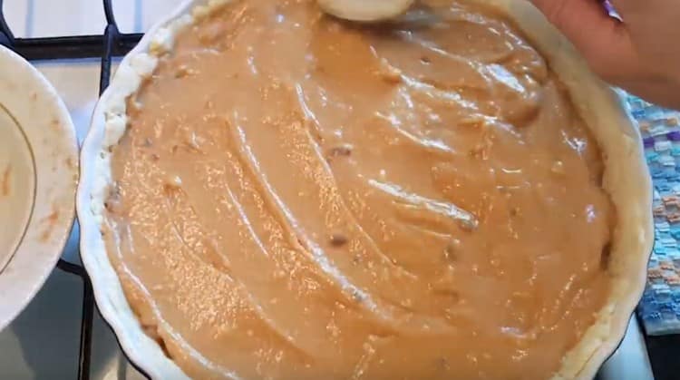 Deasupra fructului se așază un strat de smântână.