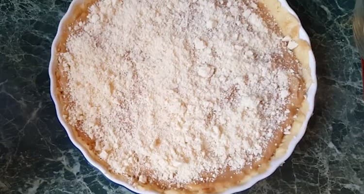 Presărați stratul de cremă cu firimiturile pe care le-am lăsat înainte.