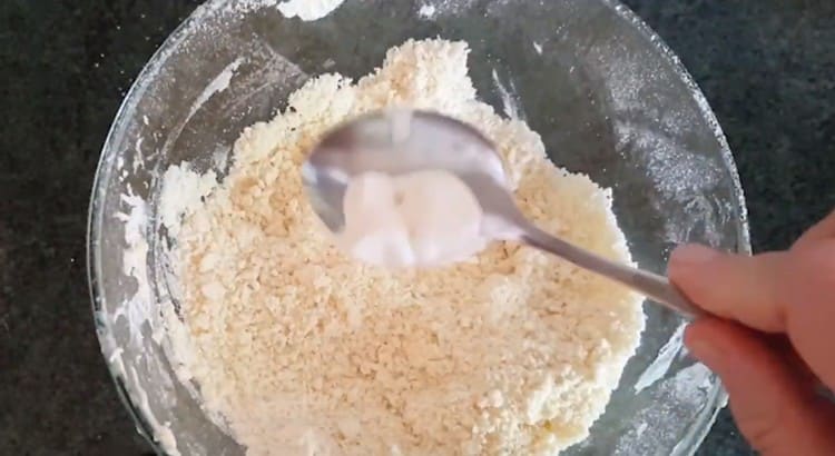 Adăugați smântână în firimiturile rămase.