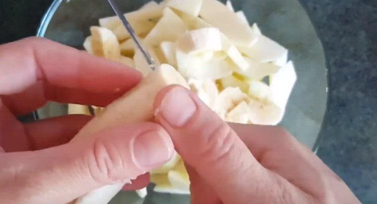 De asemenea, tăiem bananele în bucăți.