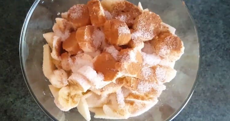 Adăugați scorțișoară și zahăr în fructe.