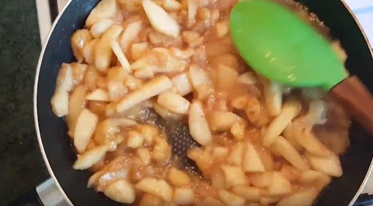 Caramelizați fructele într-o tigaie.