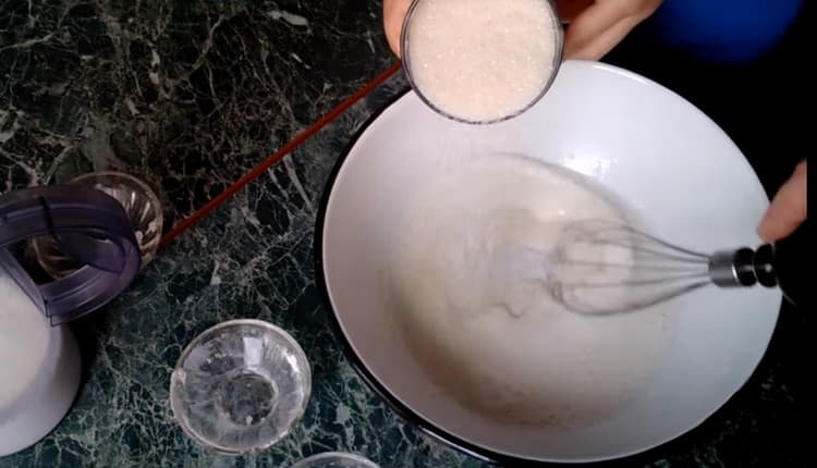 Adăugați puțin zahăr la această masă.