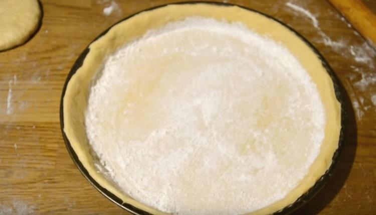 Per evitar que el pastís es goteixi durant la cocció, espolseu la base amb massa sobre midó.