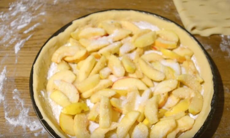 Afegiu sucre i canyella a les pomes al gust.