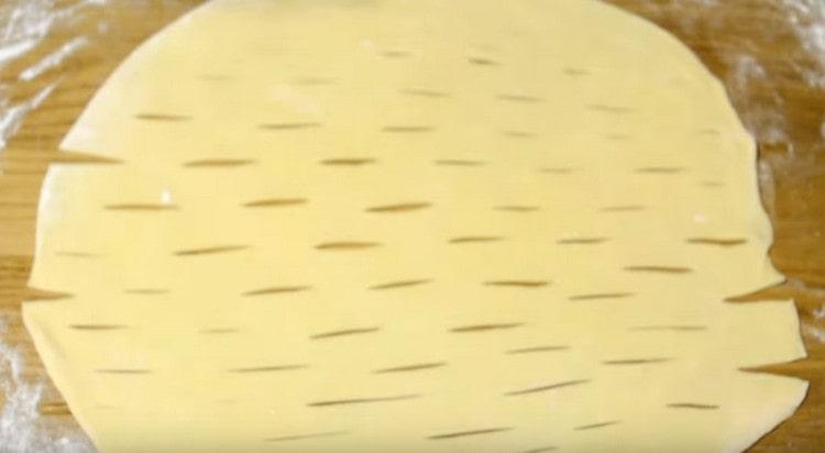 Enrotllem la massa que queda i hi fem talls.