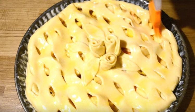 Abans d’enviar-lo al forn, s’ha de greixar la coca amb rovell batut.