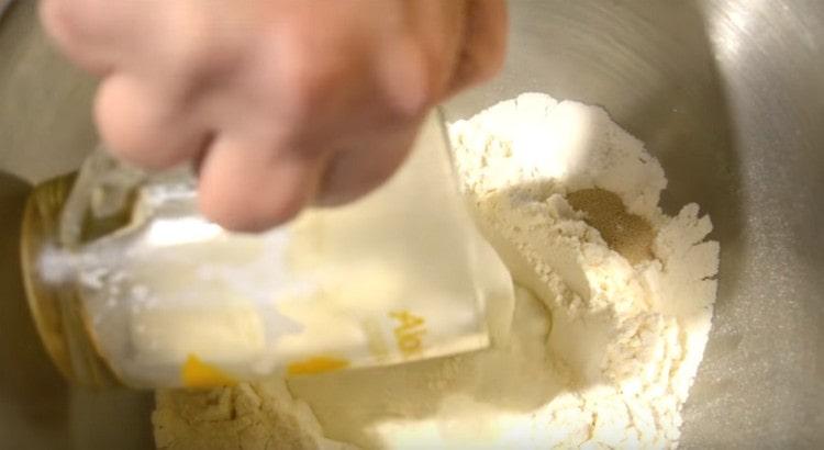 Afegiu-hi sal, sucre, llevat sec, ou i llet tèbia.