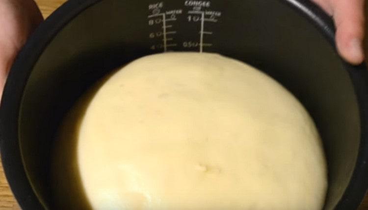 Deixeu la massa en un lloc càlid per apropar-se.