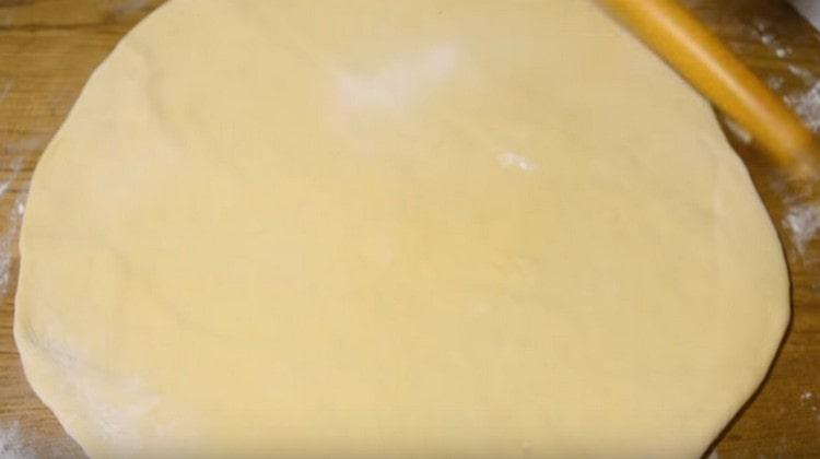 Enrotlleu la massa per una capa fina.