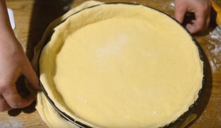 Posem la massa en forma prèvia a l’oli.