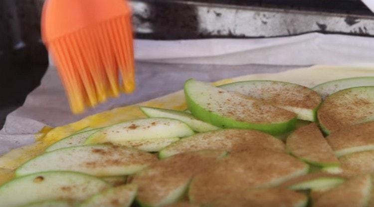 Pisk æggeblommen og fedt kanterne på dejen med den.