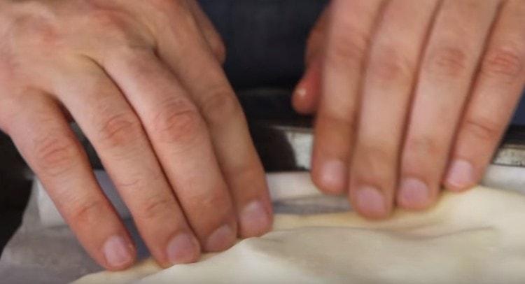 Vi dækker emnet med det andet lag dej og klæber kanterne.