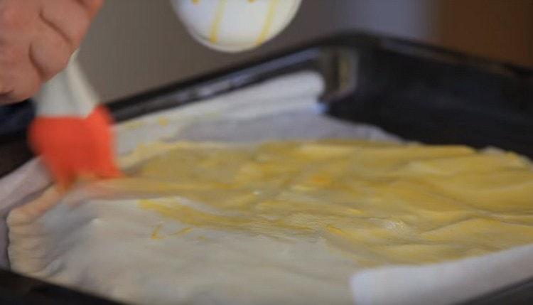 Smør hele produktet ovenpå med den samme æggeblomme.