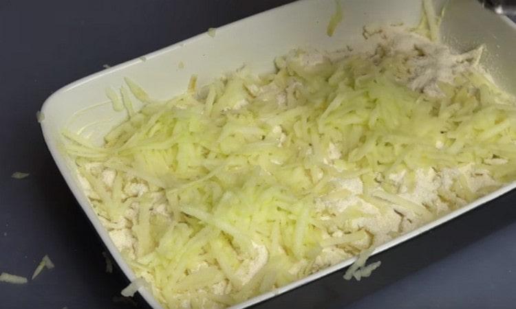 Vi fremstiller to af det samme lag tørre ingredienser og æbler.