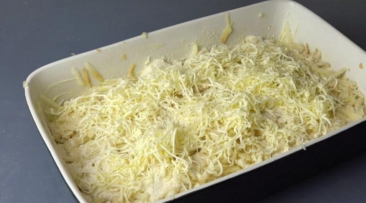 Gnid smørret oven på kagen.