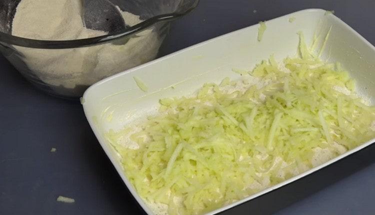 På et rivjern gnider vi æbler direkte i formen.