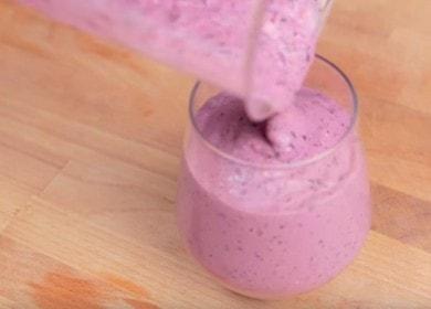 Gătirea unui delicios smoothie de fructe de pădure conform rețetei cu o fotografie.