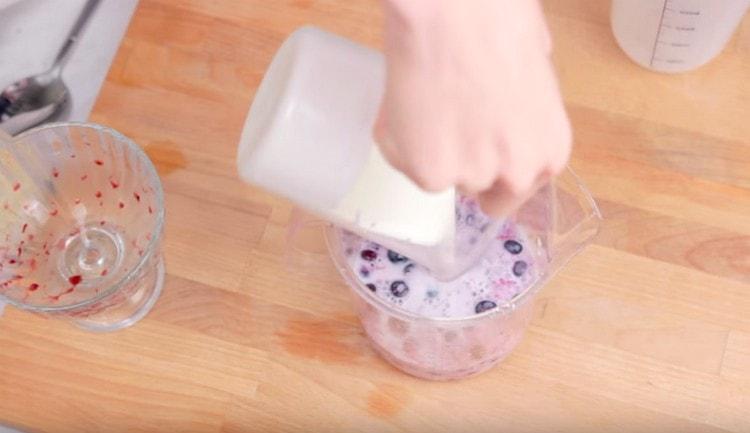 Adăugați lapte și afine în boabe.