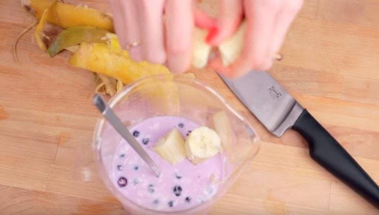 Adăugați banana pre-congelată.