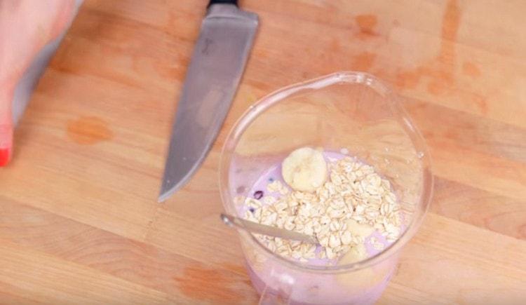 Adaugă ultimul făină de ovăz.