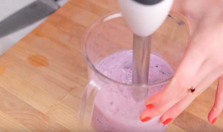 Folosind un blender submersibil, întrerupeți componentele băuturii până la buna.