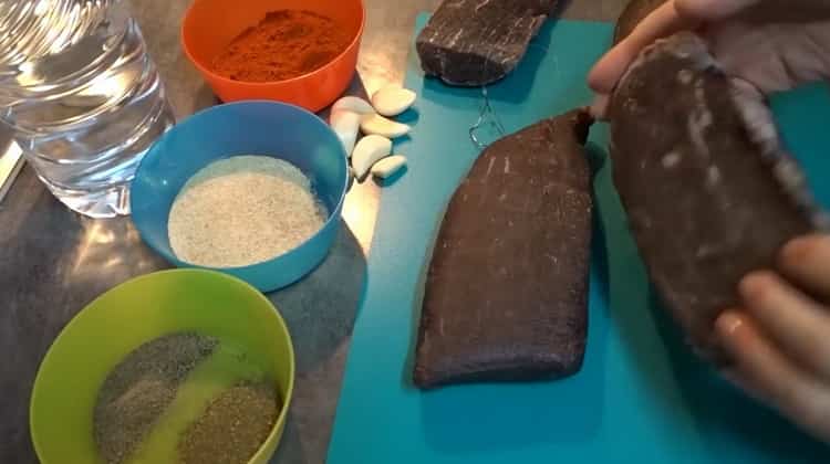 Para hacer basturma de res, haga incisiones