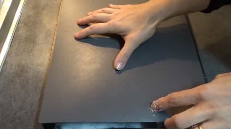 Para cocinar basturma de carne, ponga la carne bajo opresión