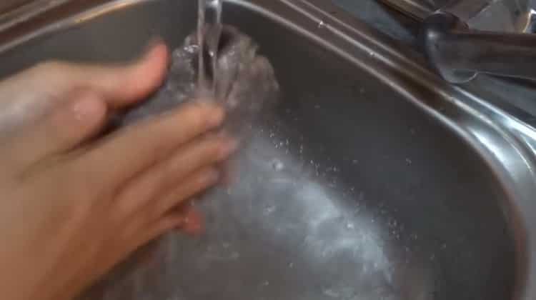 Para cocinar carne de res con basturma, lava la carne