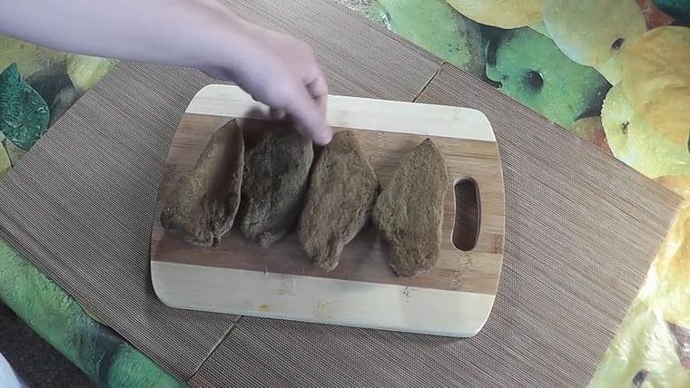 Ang maanghang na dibdib ng manok ng basturma ay handa na