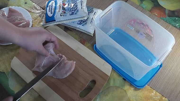 Upang makagawa ng dibdib ng manok ng manok, ihanda ang karne