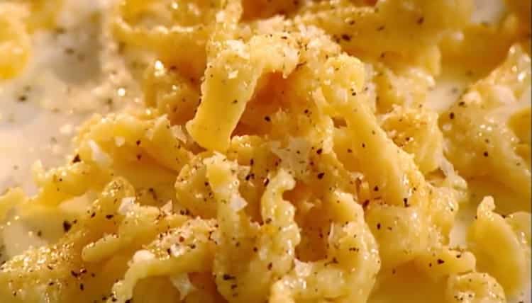 Pour cuire le poulet stroganoff au bœuf, préparez tous les ingrédients