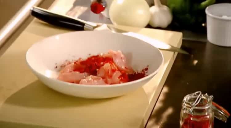 Pour cuire le poulet Stroganoff, cuire les épices