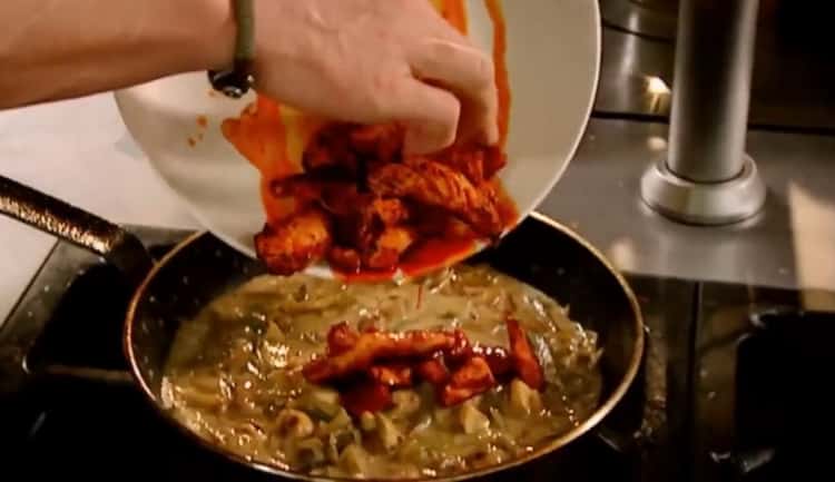 Pour cuire le poulet stroganoff au bœuf, combinez les légumes et la viande