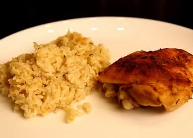 Arroz com frango no forno, de acordo com uma receita passo a passo com foto