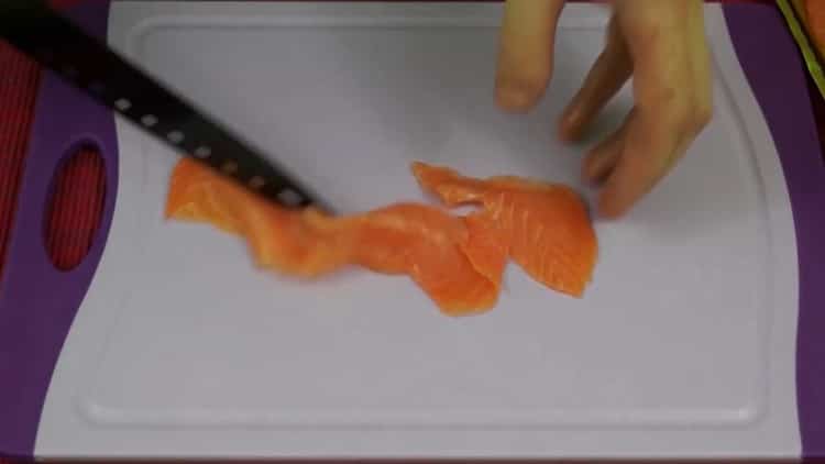 За да направите сандвичи с авокадо и червена риба, накълцайте съставките