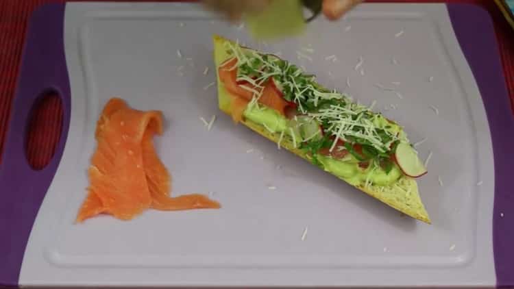 За да направите сандвичи с авокадо и червена риба, настържете пармезана