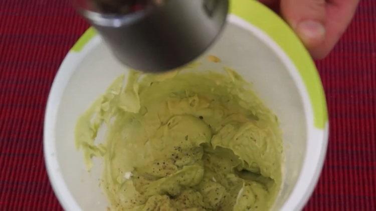 За да направите сандвичи с авокадо и червена риба, направете паста