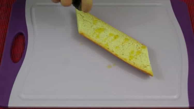 За да направите сандвичи с авокадо и червена риба, намажете хляба с масло