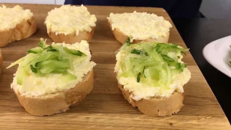To make sandwiches with red fish, put cucumbers on a baguette